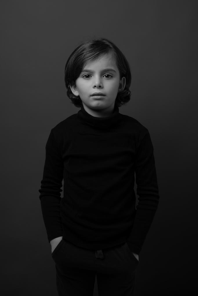 photo-portrait-book-enfant-photobook-bookphoto-portrait-noir-et-blanc-studio-photographe-pro-professionnel
